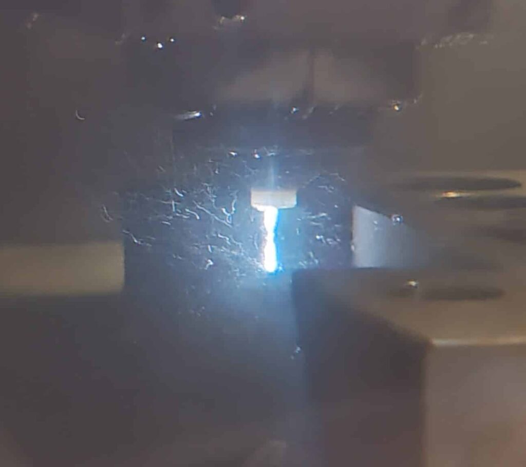 Gr&acirc;ce &agrave; cette technologie avanc&eacute;e, nous r&eacute;alisons des pi&egrave;ces complexes, des formes techniques et des empreintes pr&eacute;cises impossibles &agrave; obtenir par usinage conventionnel.